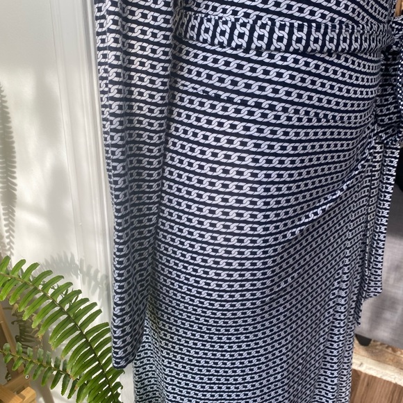 Banana Republic Factory wrapped dress long sleeves. Soft! Fabulous! Sexy v neck - Picture 5 of 9